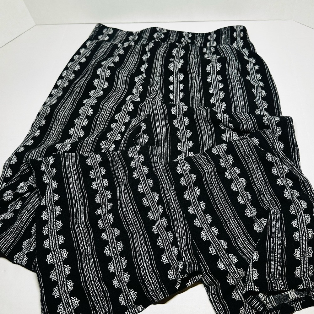 Black and White Patterned Pants 100% Rayon size small - dressy/casual